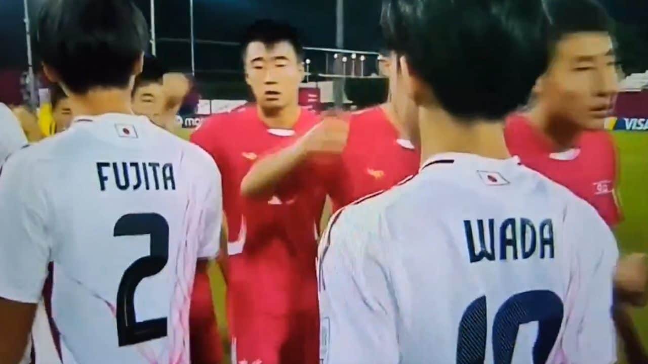 Perché i calciatori della Corea del Nord hanno salutato quelli del Giappone prendendoli a pugni