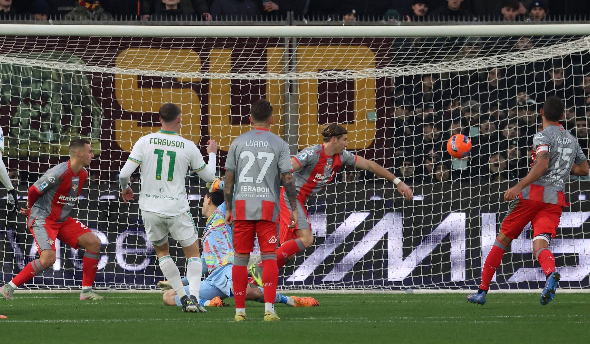 Roma show a Cremona: vince e torna in testa alla Serie A. Gasperini espulso, salta il Napoli