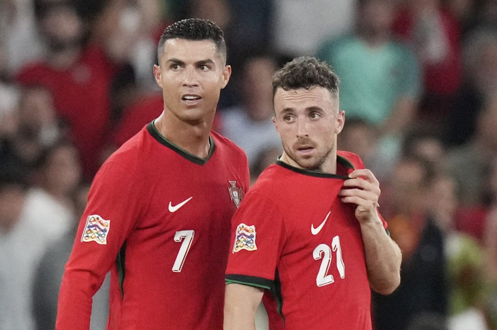 Cristiano Ronaldo e Diogo Jota con la maglia del Portogallo