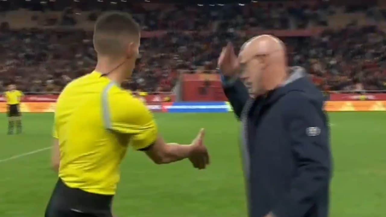 Il Ct della Spagna nega il saluto all'assistente dell'arbitro: il suo gesto viene mostrato in diretta