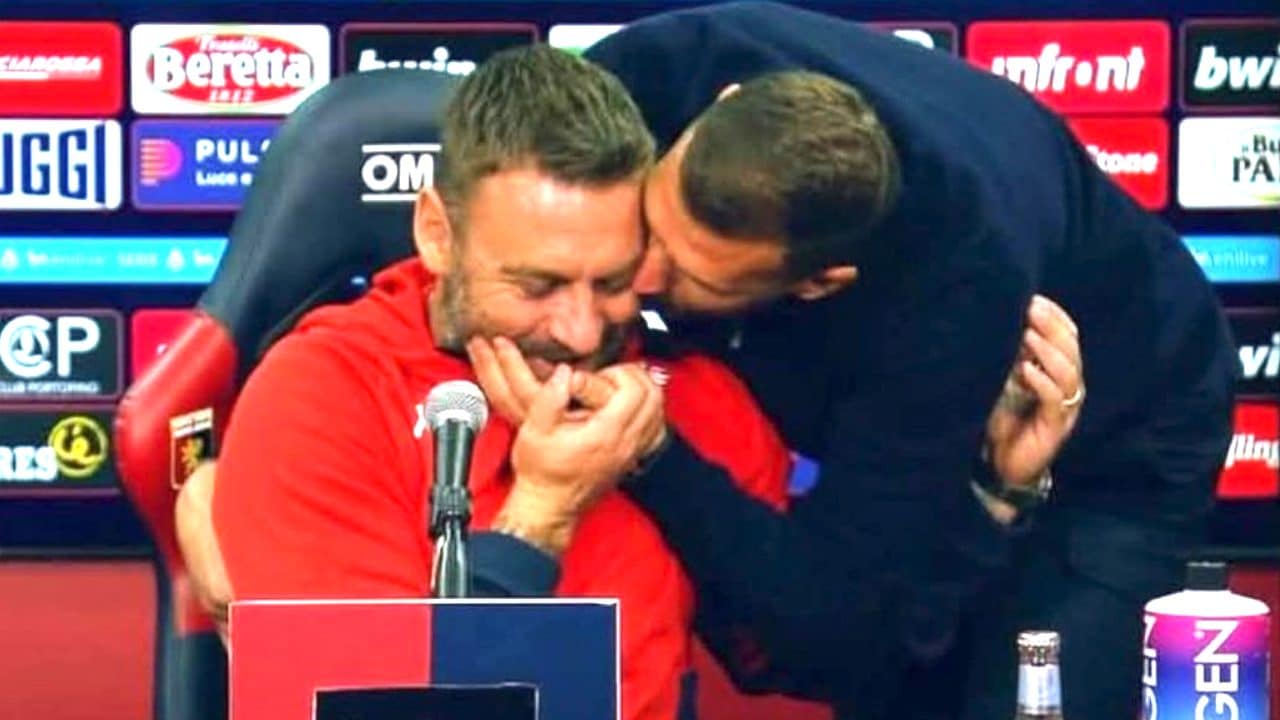 Dzeko irrompe in diretta e bacia De Rossi, l'imbarazzo è tanto: "Siamo amici fraterni... Che dicevo?"