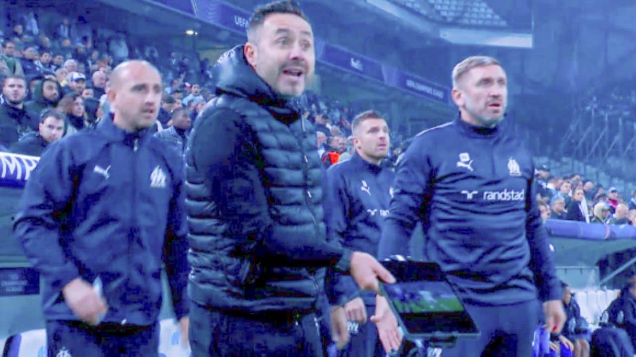 De Zerbi ha rischiato per aver mostrato il tablet all'arbitro polemicamente: cosa dice la regola 4