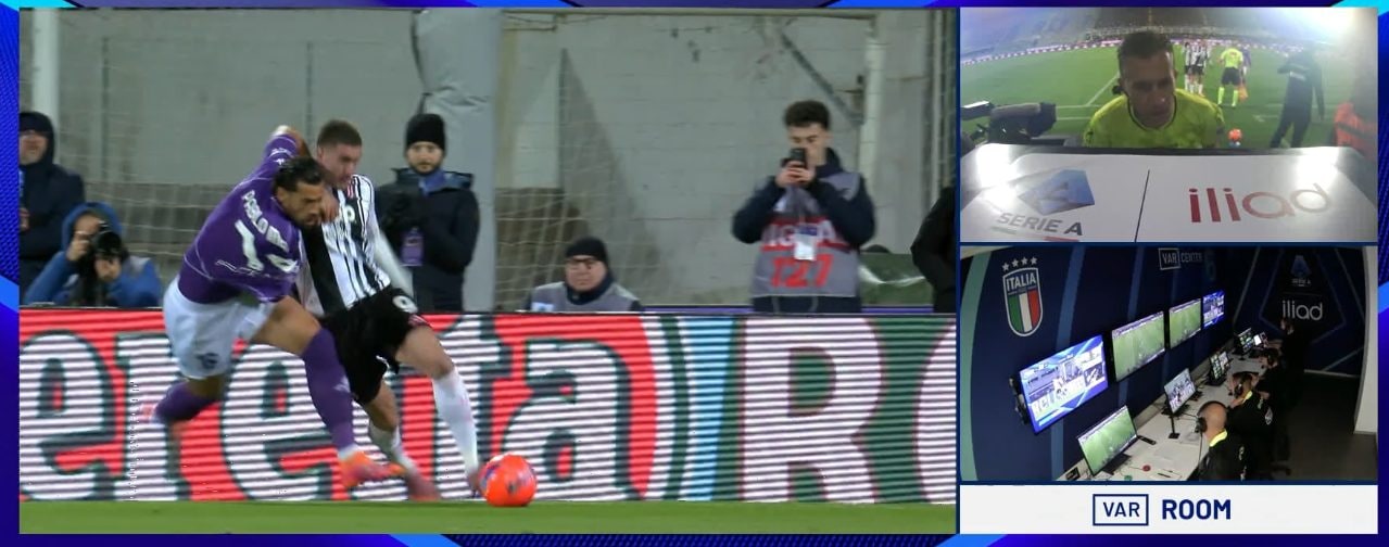 L’on–field review dell’arbitro Doveri dopo il rigore inizialmente dato a Vlahovic in Fiorentina–Juventus