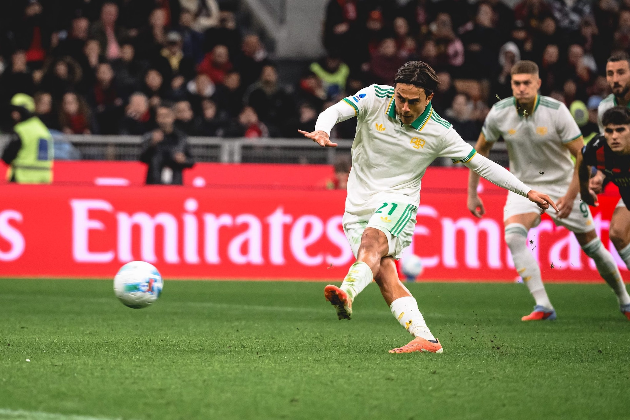 Paulo Dybala calcia il rigore in Milan–Roma e si infortuna al flessore sinistro