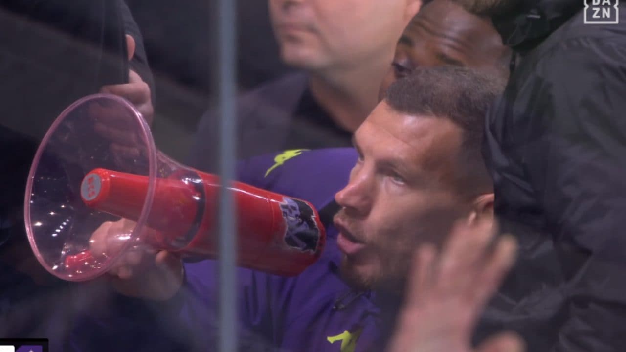 Dzeko col megafono sotto la curva dei tifosi della Fiorentina, a Bergamo scene mai viste: cosa ha detto