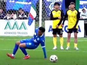 In Australia provano un nuovo schema su punizione, il risultato è imbarazzante: sembra una comica