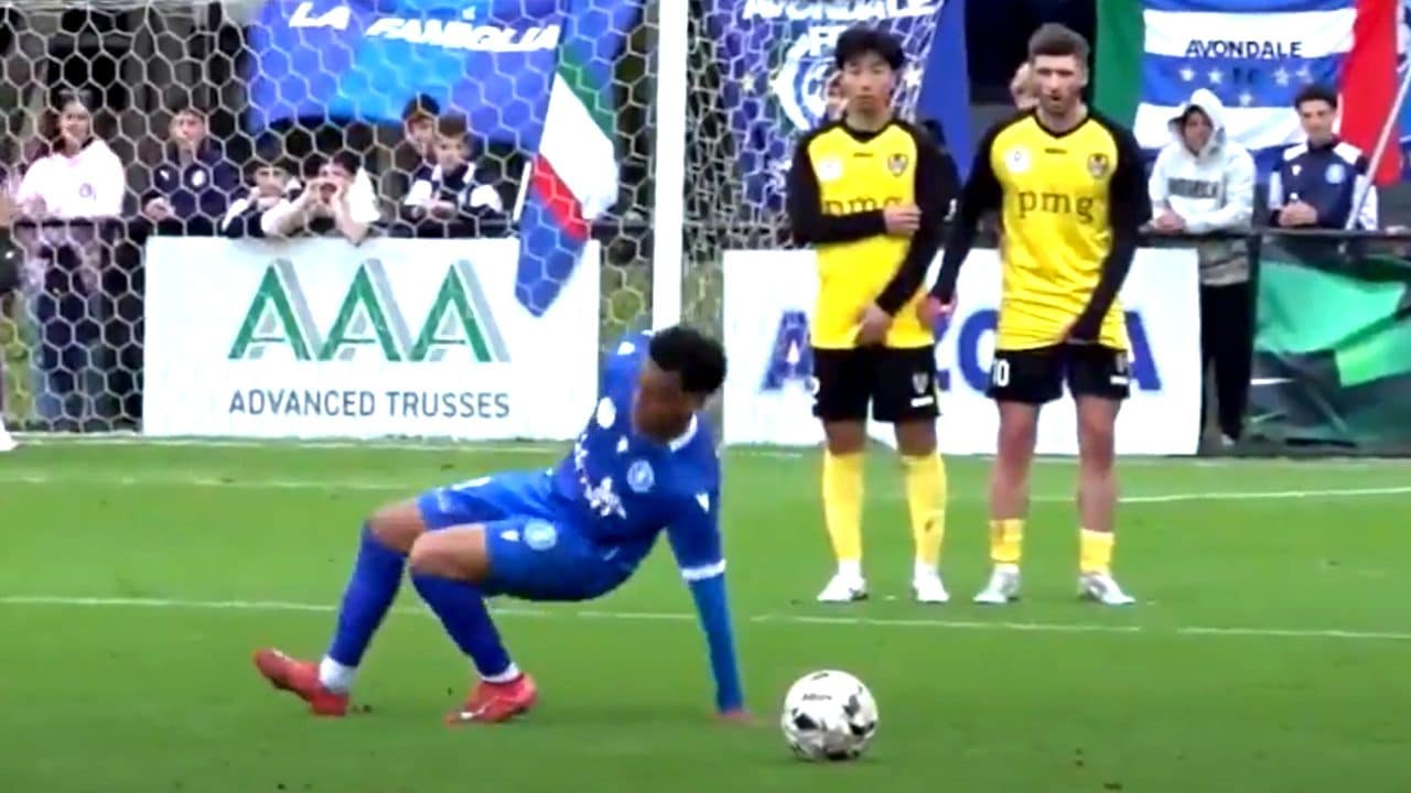 In Australia provano un nuovo schema su punizione, il risultato è imbarazzante: sembra una comica