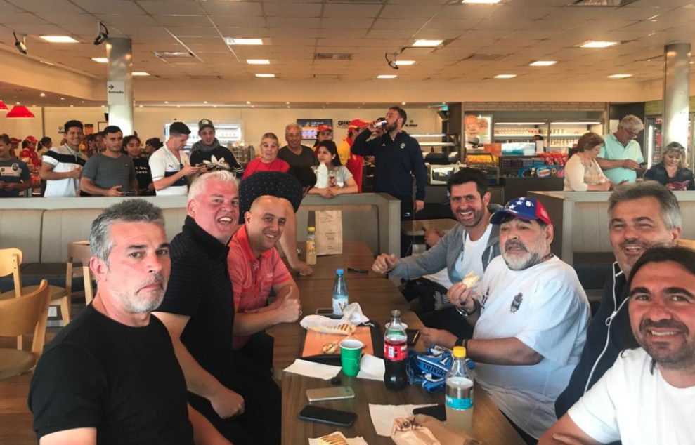 Maradona durante il suo periodo al Gimnasia, accanto a Ferrer (alla sua sinistra).