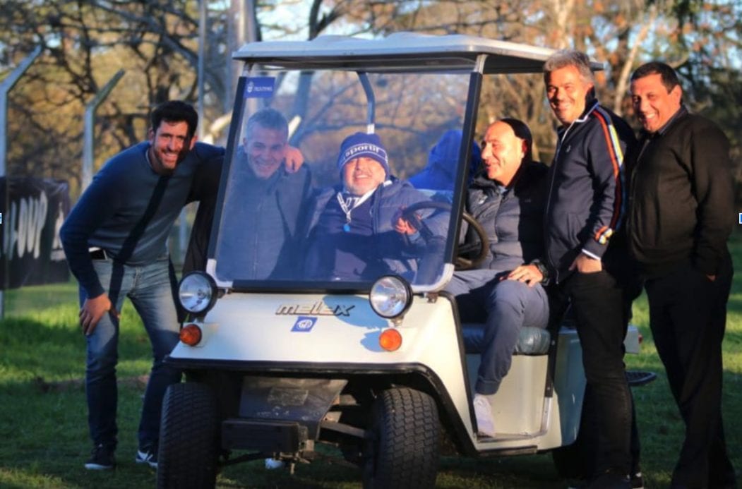 Diego Maradona in golf car al campo d’allenamento del Gimnasia.