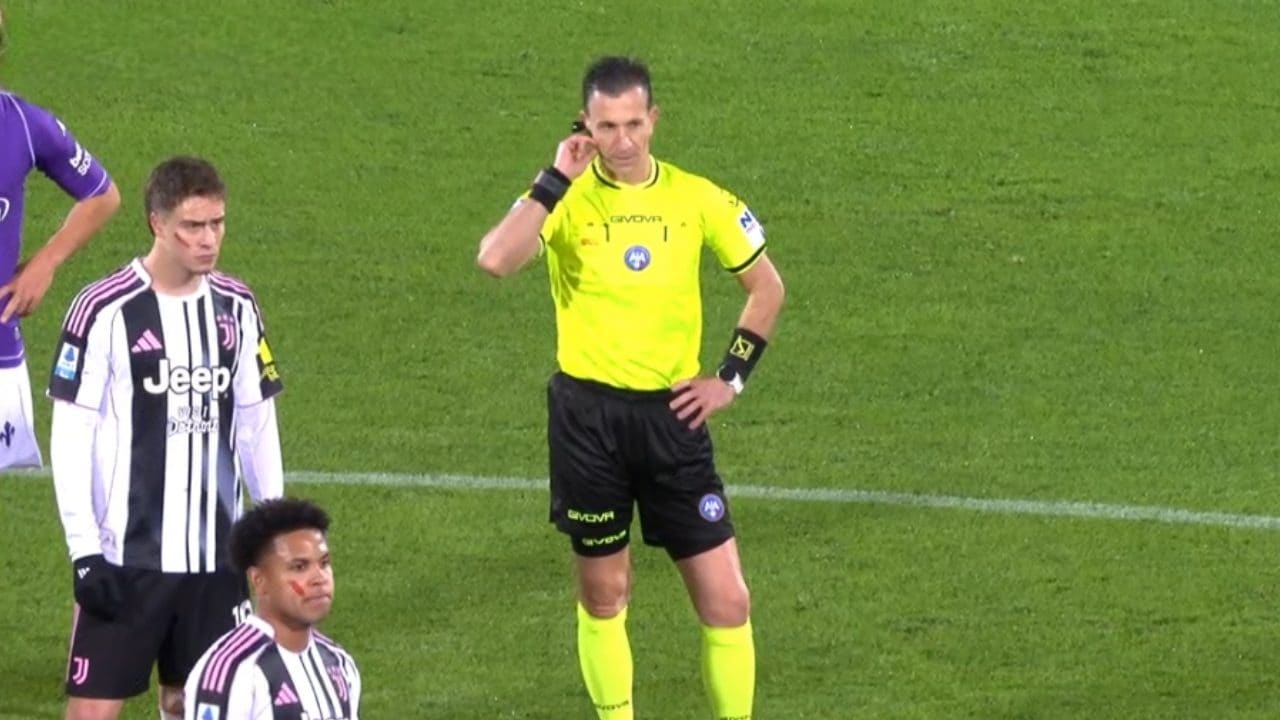 L'arbitro Doveri sospende per alcuni minuti Fiorentina-Juventus: cosa è successo al Franchi