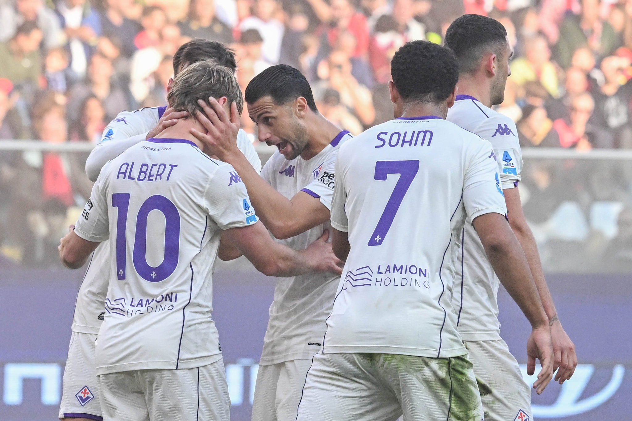La Fiorentina festeggia dopo un gol.