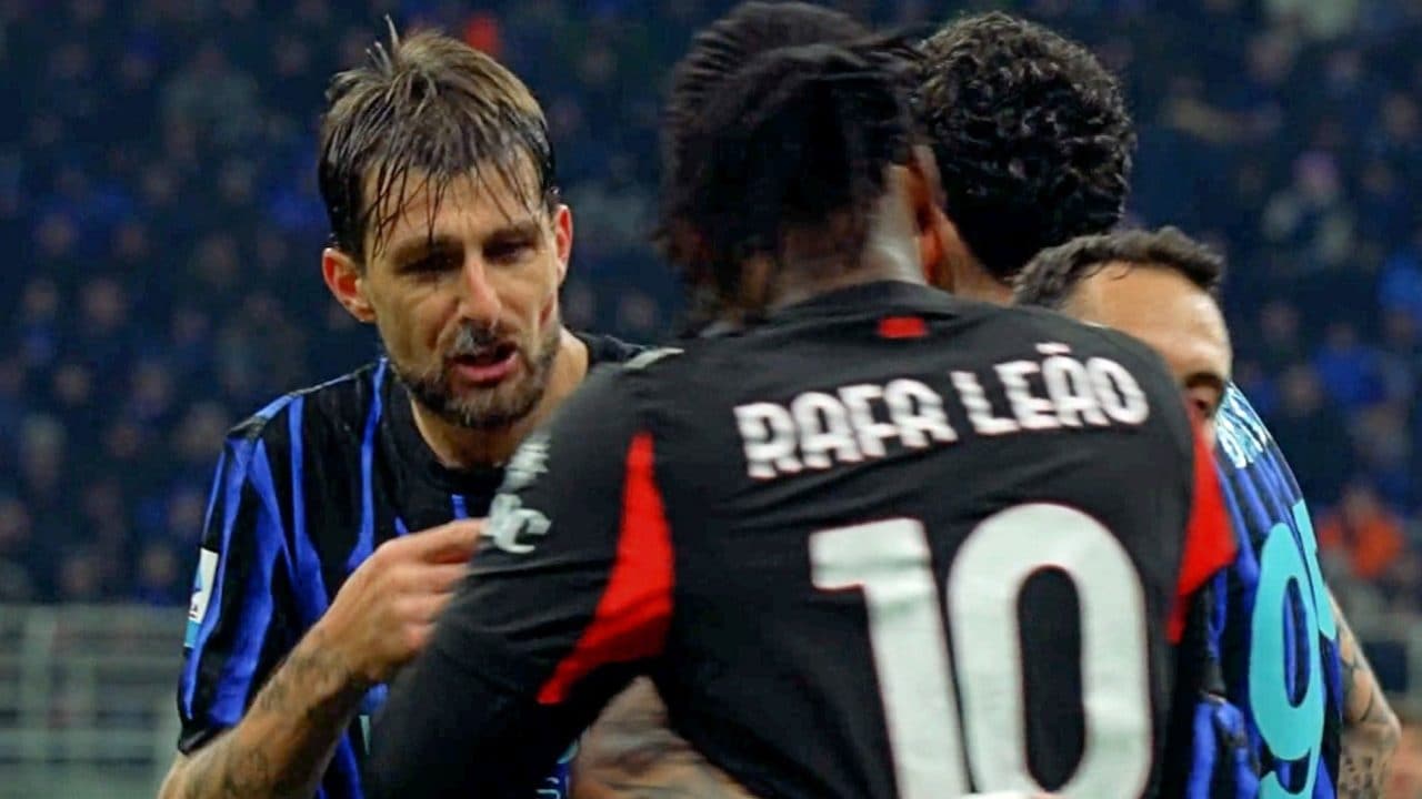 Acerbi minaccia Leao sotto gli occhi dell'arbitro nel derby: "Se lo rifai ti stacco il dito"
