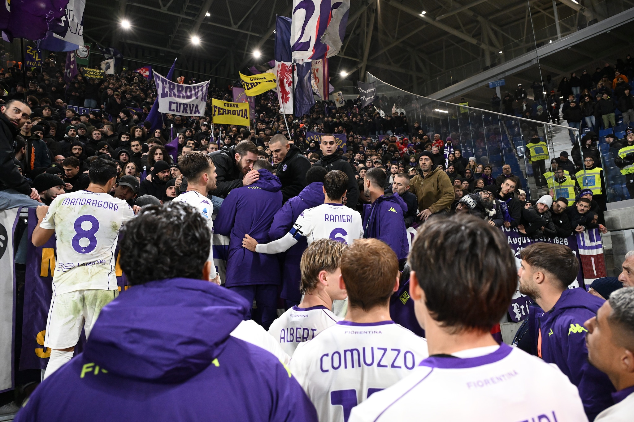 I giocatori della Fiorentina sotto la curva dei tifosi viola dopo la sconfitta con l’Atalanta a Bergamo