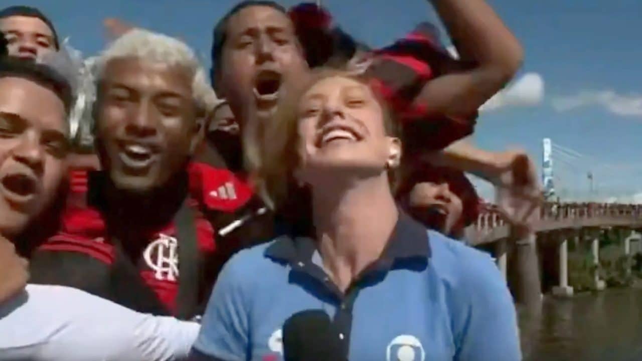 Giornalista molestata in diretta tv da un gruppo di tifosi: il gesto subito è vergognoso