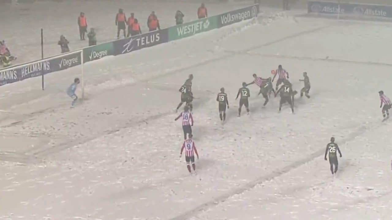 In questa partita giocata in condizioni apocalittiche è stato segnato uno dei gol più belli dell'anno