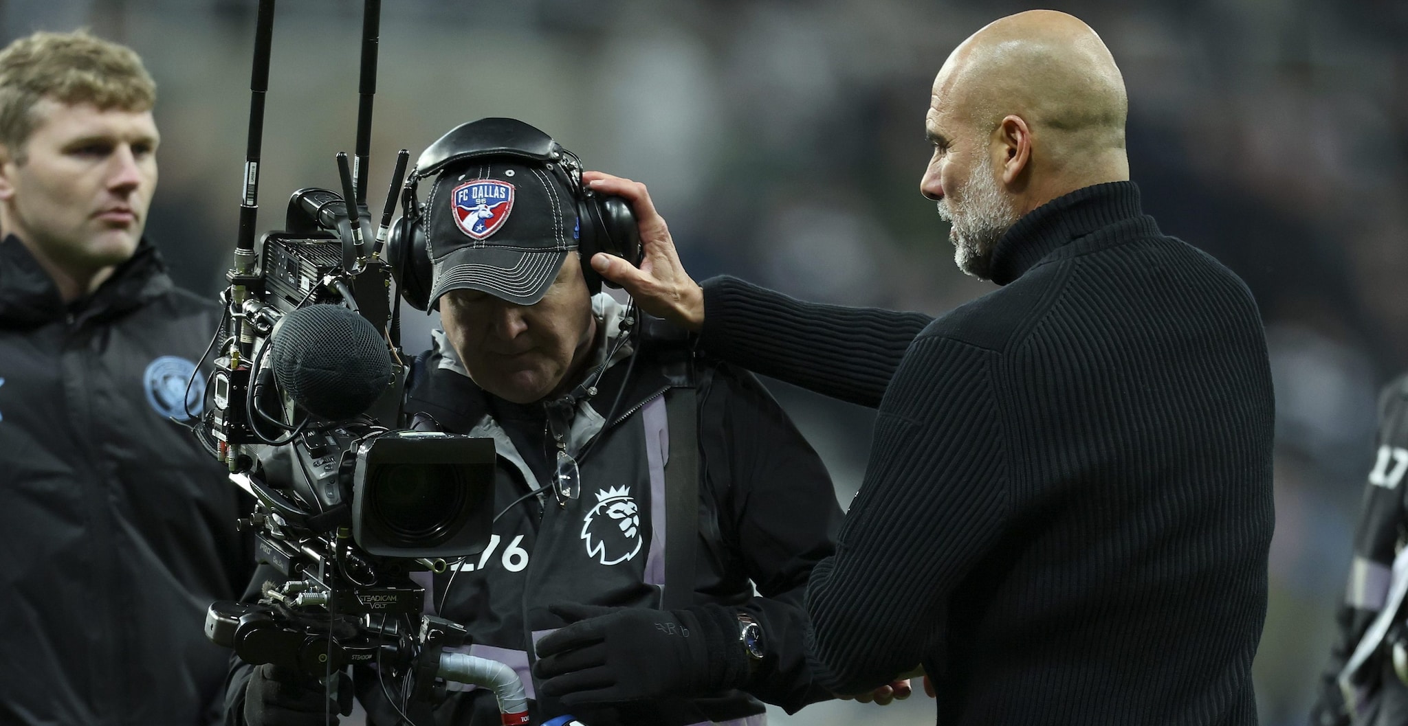 Guardiola litiga col cameraman dopo la sconfitta del Manchester City: gli toglie le cuffie e lo rimprovera