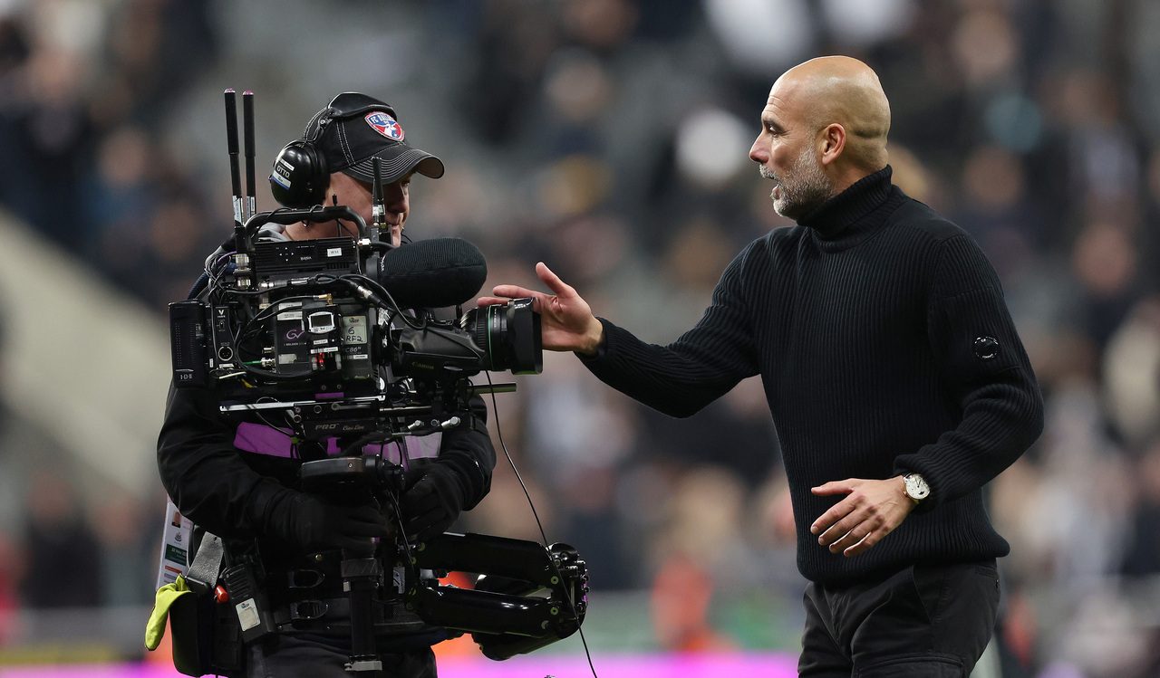 Guardiola rivede le immagini della lite con il cameraman, è imbarazzato: "Sono quello che sono"