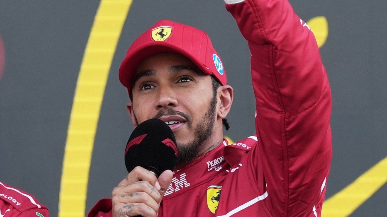 Perché si parla così tanto di un sostituto per Hamilton in Ferrari nonostante un contratto blindato