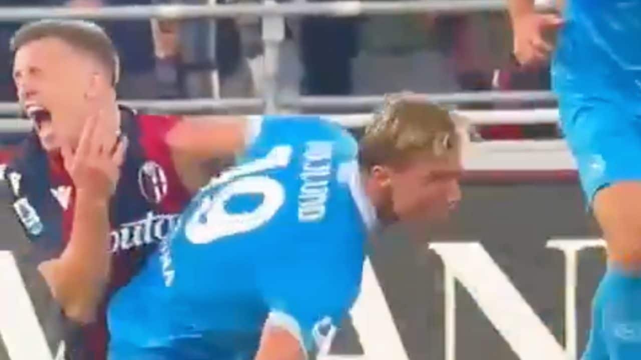 Hojlund rifila una gomitata a Ferguson in Bologna-Napoli ma non viene espulso: Chiffi e il VAR lo graziano