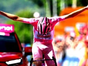 inchino-pogacar-maglia-rosa-300x225.jpg