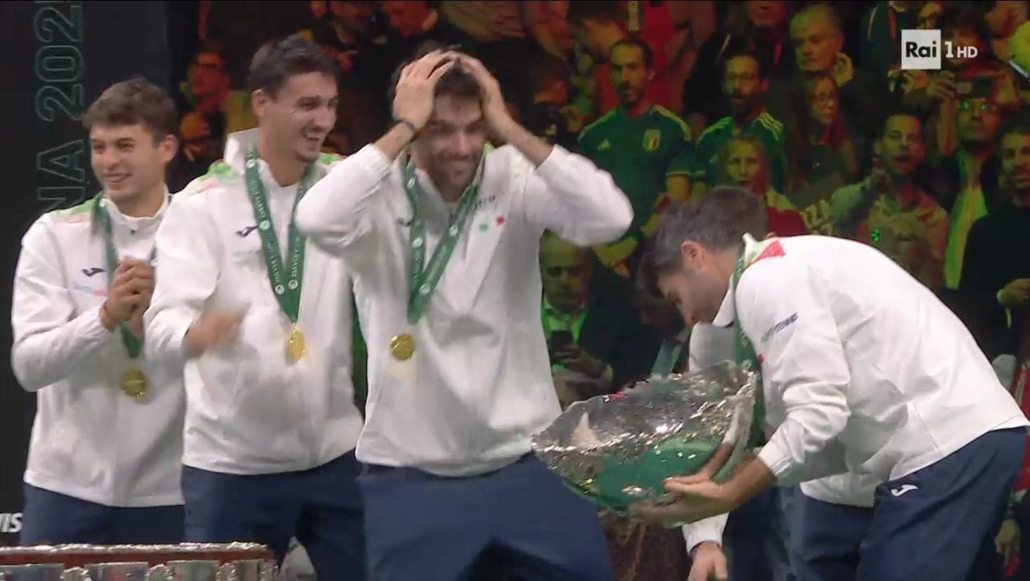 L'Italia rompe "l'insalatiera" sul palco mentre festeggia la Coppa Davis: che imbarazzo