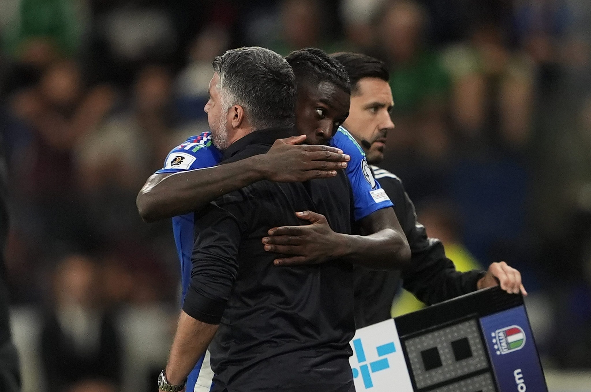 L’abbraccio tra Kean e Gattuso: l’Italia punta forte sull’attaccante della Fiorentina