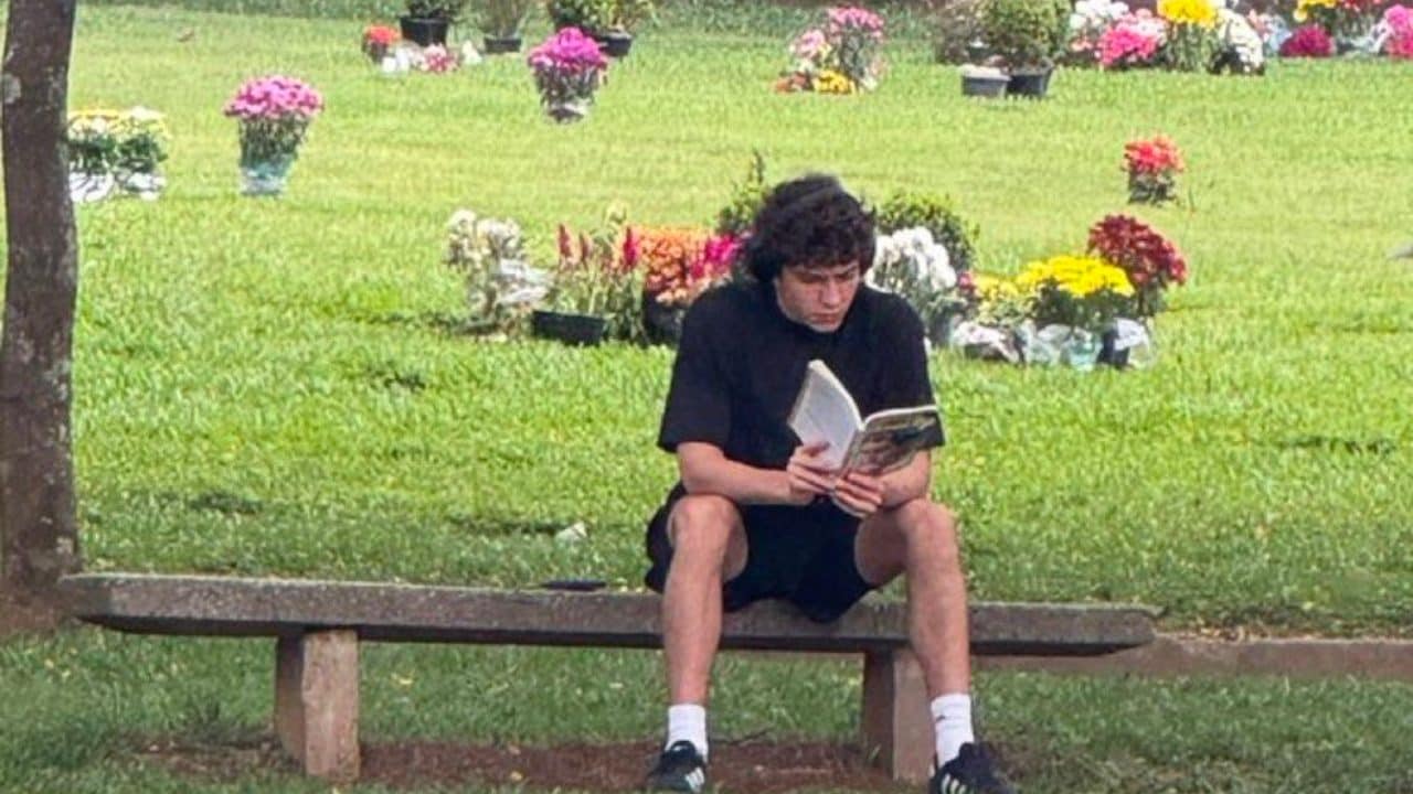 La bellissima storia dietro la foto di Kimi Antonelli che legge un libro vicino la tomba di Senna