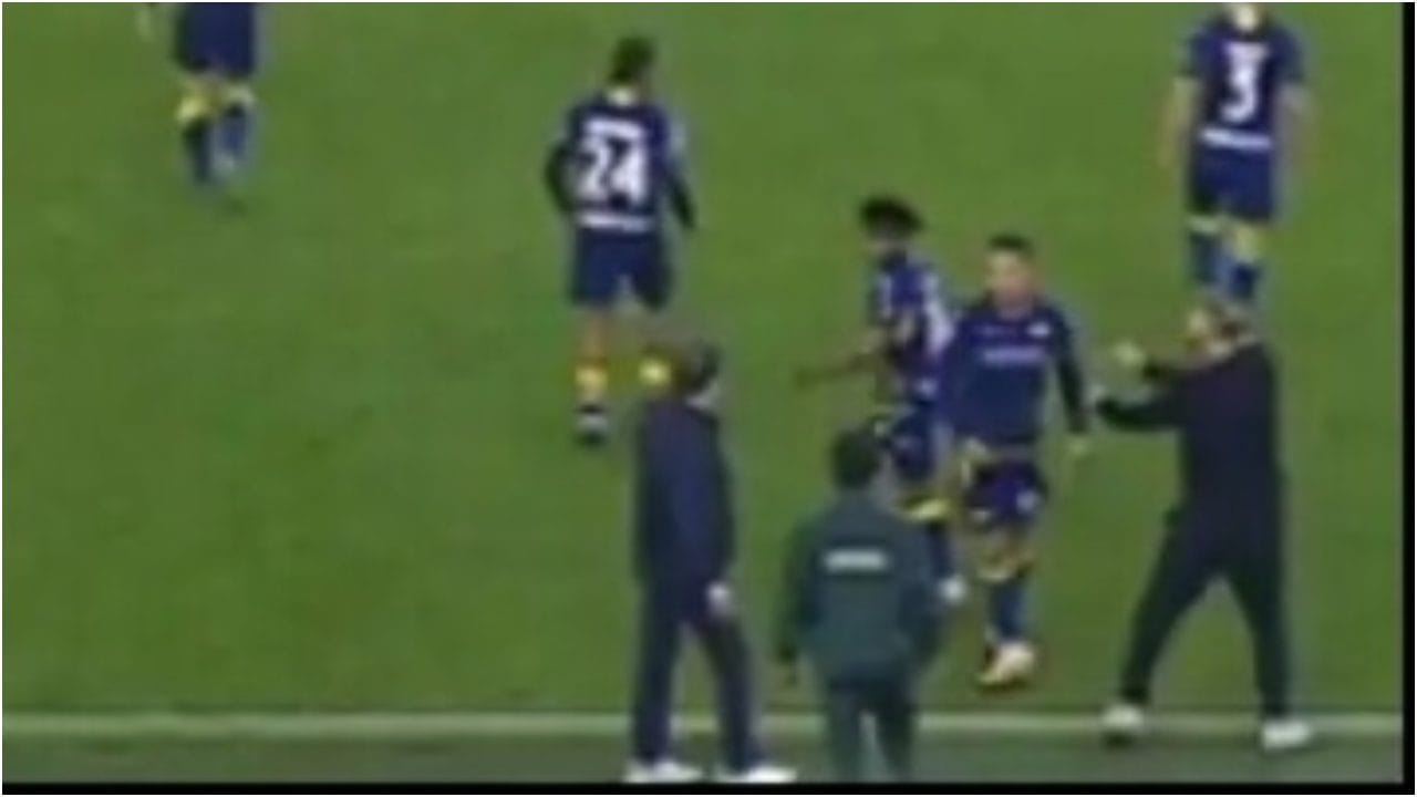 Orban calcia un pallone verso la panchina dell'Inter, Kolarov e Acerbi reagiscono: scintille a Verona