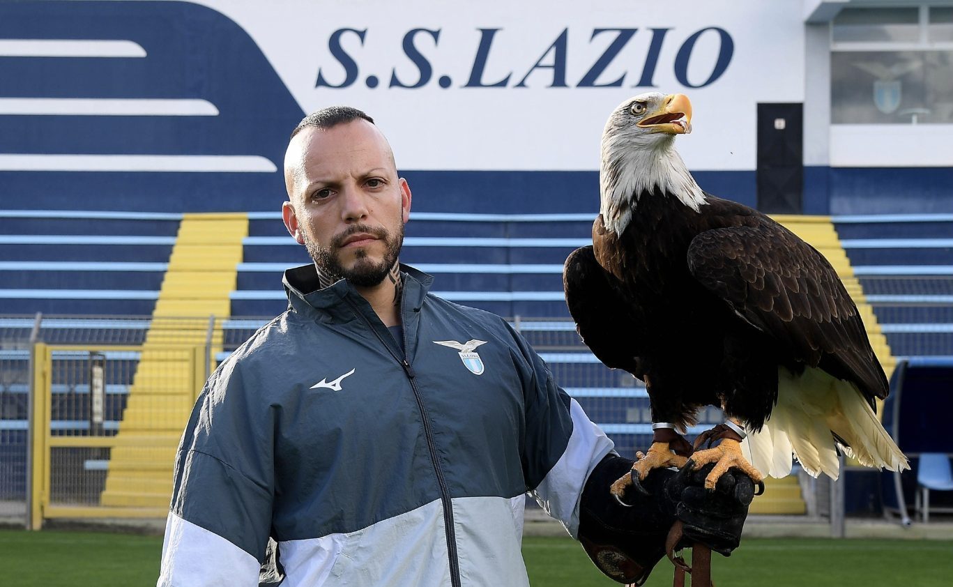 Il nuovo falconiere della Lazio e i post pubblicati su Mussolini: "Ma ora ho cambiato idea"