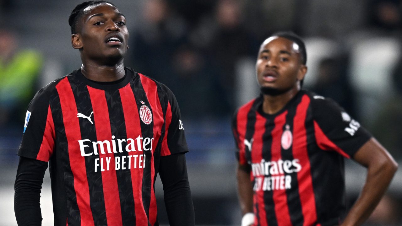 Nkunku può scalzare Leao tra i titolari del Milan contro il Como.