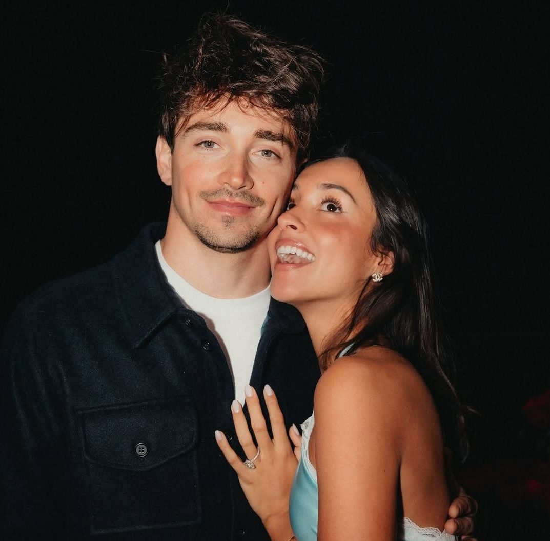 Charles Leclerc in una delle foto pubblicate con la sua futura moglie Alexandra Saint Mleux: l’anello della promessa è ben visibile
