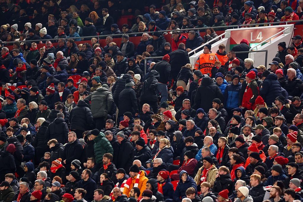 I tifosi dei Reds lasciano lo stadio in anticipo, è il momento peggiore.