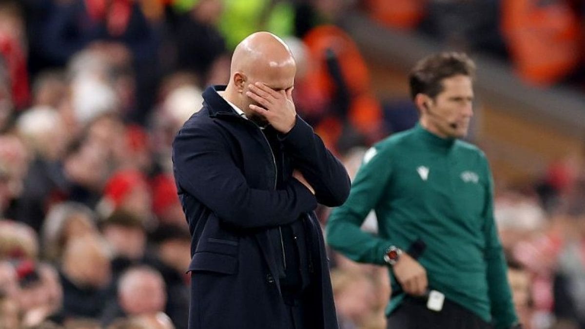 Lo sconforto del tecnico, Slot, per la batosta presa in casa contro il PSV.