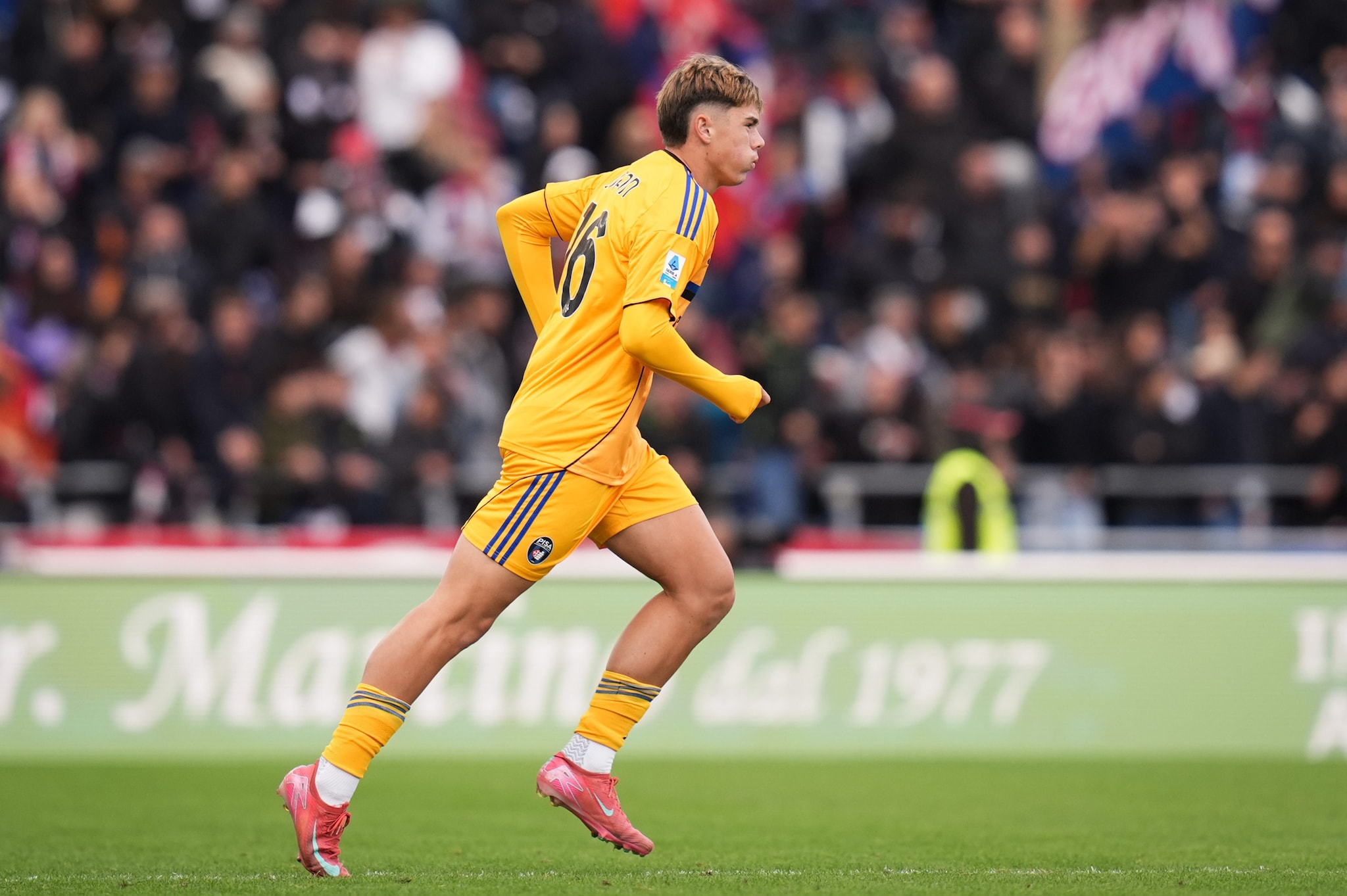Louis Buffon entra in campo nel secondo tempo di Bologna–Pisa al posto di Nzola