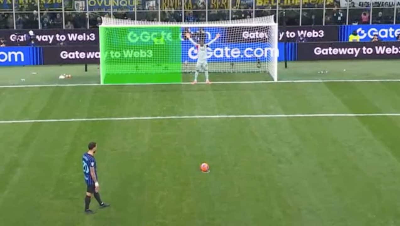 I trucchi di Maignan nel rigore parato a Calhanoglu hanno funzionato: ci è cascato ad entrambi