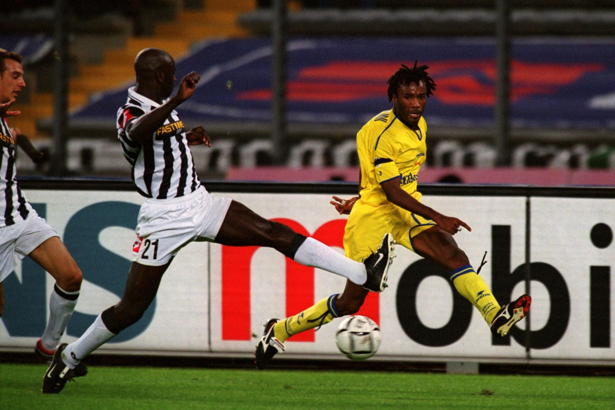 Manfredini in azione con la maglia del Chievo.