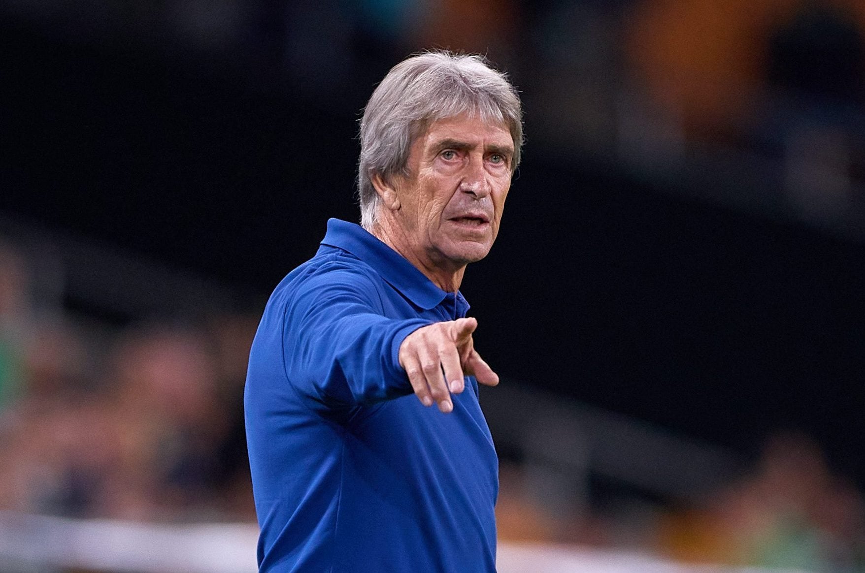 Manuel Pellegrini dà istruzioni ai calciatori del Betis durante l’ultimo match vinto col Lione in Europa League