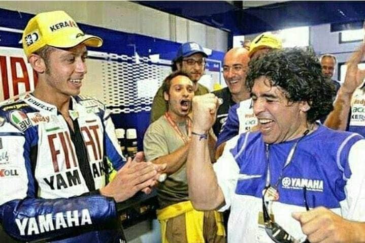 Diego Maradona festeggia nel box Yamaha la vittoria di Valentino Rossi a Misano nel 2008