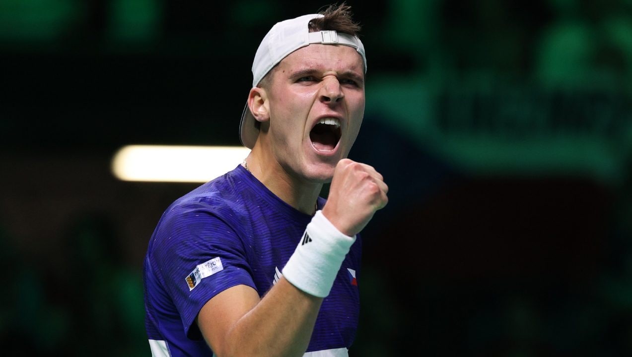 Mensik vince in Coppa Davis ma si lamenta: "Non ricordo l'ultima volta che ho giocato così presto"