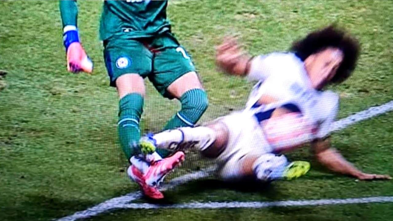 Carrasquilla spezza la tibia a Kevin Mier, il fallo è terrificante: "Un normale intervento di gioco"