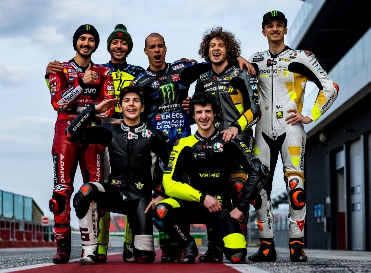 Migno con i piloti della VR46 Riders Academy.