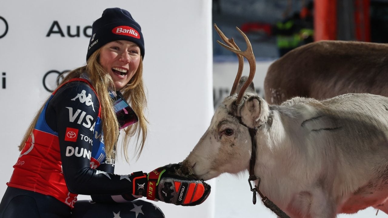 Mikaela Shiffrin vince lo Slalom e ottiene in regalo una renna, è addirittura la nona per l'americana