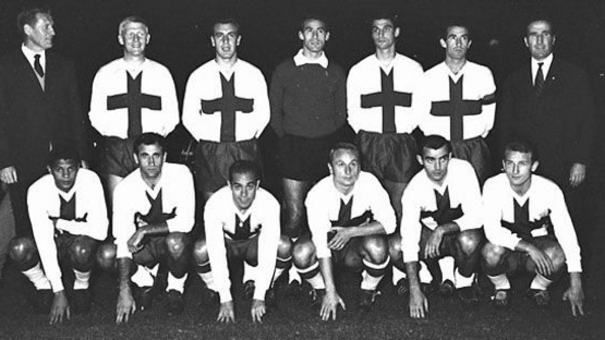 In piedi da sinistra, Liedholm, Schnellinger, Angelillo, Barluzzi, Guarneri, Picchi e Herrera. Accosciati: Jair, Peirò, Suarez, Pelagalli, Corso e Trapattoni.