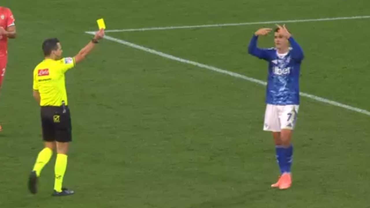 Morata sfinito e furioso per le provocazioni di Mina fa un'insolita richiesta a Fabregas: "Cambiami"