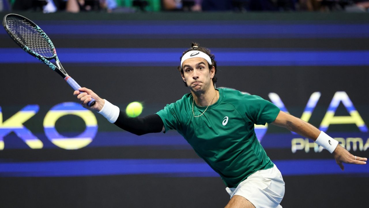 Lorenzo Musetti perde con un eroico Djokovic la finale di Atene ed è fuori dalle ATP Finals