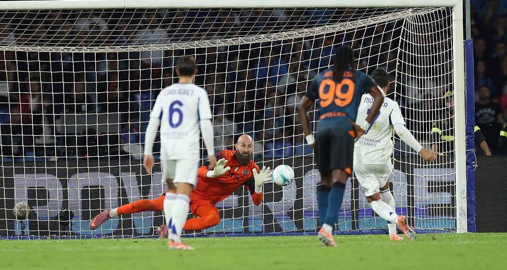 Il Napoli sbatte contro il Como, bestia nera di Conte. Miliknovic-Savic para un altro rigore