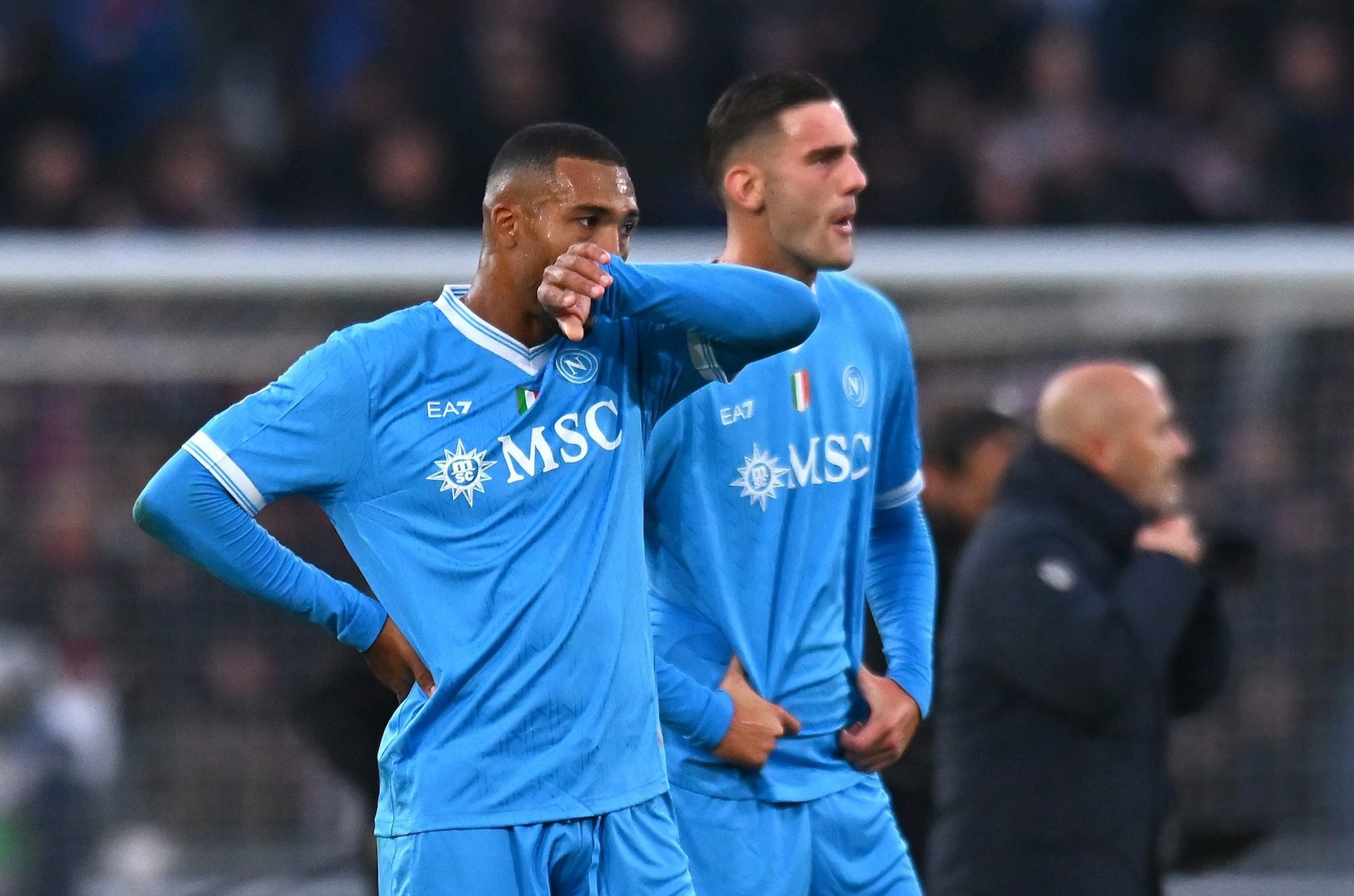 Il linguaggio del corpo dei calciatori del Napoli dopo la sconfitta a Bologna: momento nerissimo