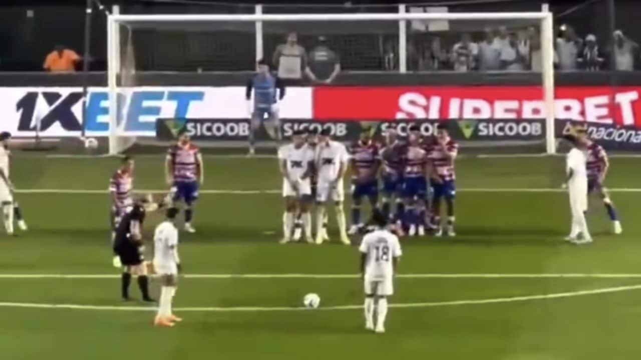 Neymar ha inventato un nuovo metodo per le punizioni sfruttando il trucco che è vietato sui rigori