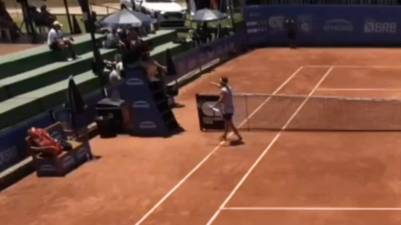 Nicolas Kicker si ritira sul match point per l'altro, ma sembra stare bene: c'è una sola spiegazione