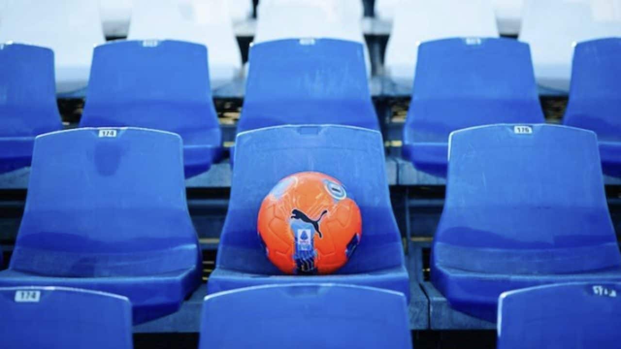 Perché il pallone invernale della Serie A sarà arancione e non giallo, per la prima volta